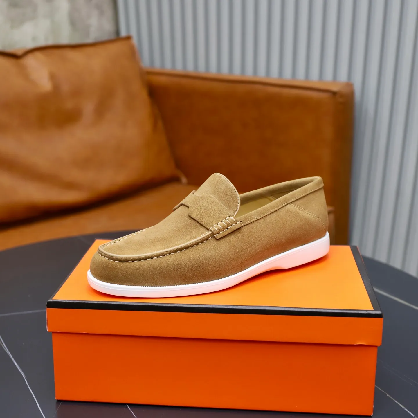 Ex-factory price: 540💰Hermès/Hermès slip-on men's shoes. This shoe is made of imported cow suede leather, with simple and smooth lines, and a 3CM rubber foam ultra-light sole combined with aerodynamic design! Youthful and fashionable, H button decoration, contrasting leather embellishment on the heel, calf lining to gently wrap your feet, with embossed logo cowhide feet, leather rock strips, casual and urban style, highlighting youthful vitality, sports and leisure version, super versatile Size number: 38-39-40-41-42-43-44 Standard leather shoe size (45 can be customized but does not support returns)